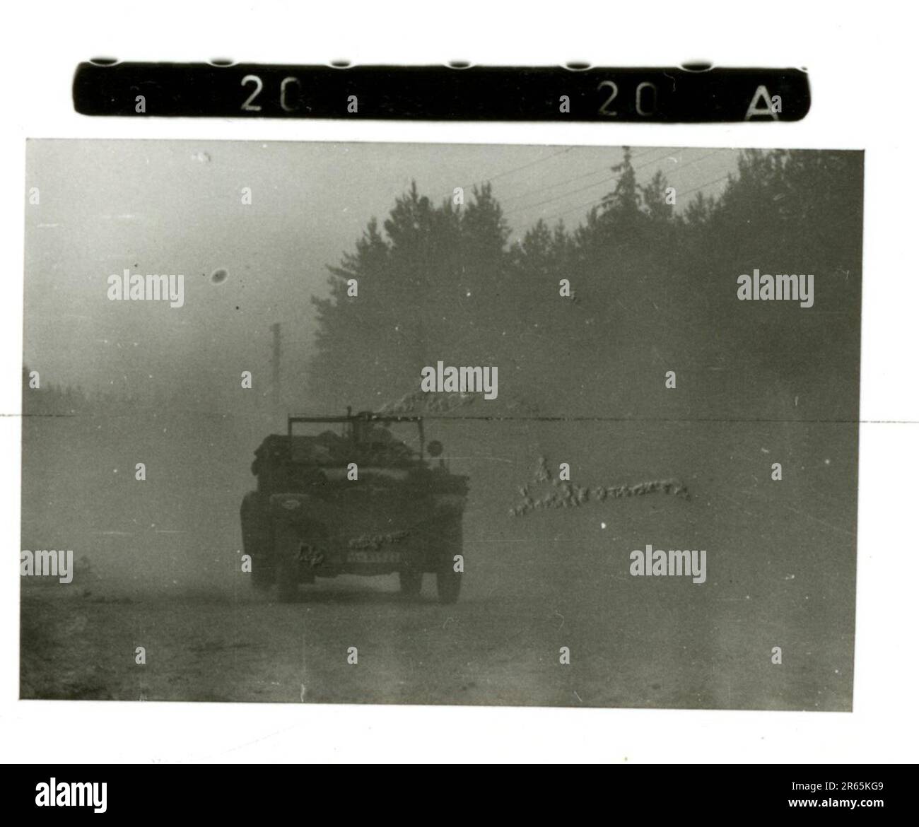 SS-Fotograf Baumann, Totenkopf Division, Russland 1941 Aufklärungseinheit von Wheeled, Fotos von Motorrädern, Flak-Gewehren, Gräbern, russischen Kriegsgefangenen und Dorfbewohnern, Fieseler FI 156 Storch, zerstörte russische Panzer und Ausrüstung, Brückenbau, im Fluss schwimmende Soldaten, Maschinengewehrmannschaft, Panzerabwehrmannschaft, Zeremonie der Unit Awards, Einheiten auf dem marsch, Artillerie von Halbschienen gezogen, Kfz-Wartungseinheit, Kriegsberichter-Aktivitäten, Feldbäckerei, Feldlazarett, Luftversorgung durch JU-52, Flugabwehrsucheinheit, Postamt und ein Focke-Wulf 189 (Eagle-Owl) im Flug. Ima Stockfoto