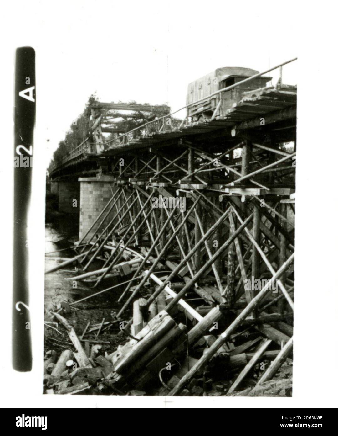 SS-Fotograf Baumann, Totenkopf Division, Russland 1941 Aufklärungseinheit von Wheeled, Fotos von Motorrädern, Flak-Gewehren, Gräbern, russischen Kriegsgefangenen und Dorfbewohnern, Fieseler FI 156 Storch, zerstörte russische Panzer und Ausrüstung, Brückenbau, im Fluss schwimmende Soldaten, Maschinengewehrmannschaft, Panzerabwehrmannschaft, Zeremonie der Unit Awards, Einheiten auf dem marsch, Artillerie von Halbschienen gezogen, Kfz-Wartungseinheit, Kriegsberichter-Aktivitäten, Feldbäckerei, Feldlazarett, Luftversorgung durch JU-52, Flugabwehrsucheinheit, Postamt und ein Focke-Wulf 189 (Eagle-Owl) im Flug. Ima Stockfoto