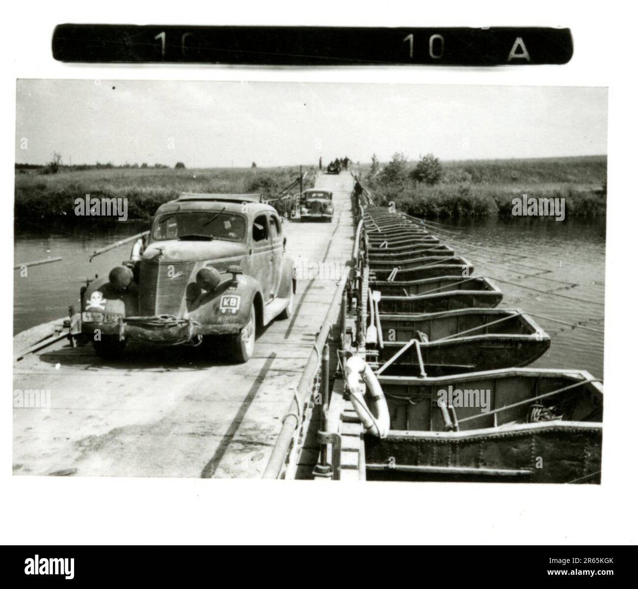 SS-Fotograf Baumann, Totenkopf Division, Russland 1941 Aufklärungseinheit von Wheeled, Fotos von Motorrädern, Flak-Gewehren, Gräbern, russischen Kriegsgefangenen und Dorfbewohnern, Fieseler FI 156 Storch, zerstörte russische Panzer und Ausrüstung, Brückenbau, im Fluss schwimmende Soldaten, Maschinengewehrmannschaft, Panzerabwehrmannschaft, Zeremonie der Unit Awards, Einheiten auf dem marsch, Artillerie von Halbschienen gezogen, Kfz-Wartungseinheit, Kriegsberichter-Aktivitäten, Feldbäckerei, Feldlazarett, Luftversorgung durch JU-52, Flugabwehrsucheinheit, Postamt und ein Focke-Wulf 189 (Eagle-Owl) im Flug. Ima Stockfoto