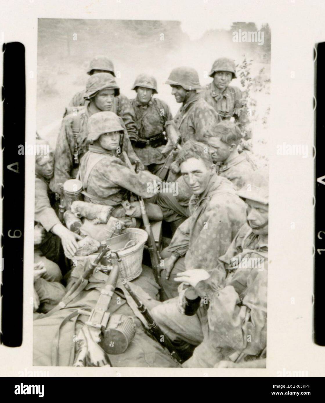 SS-Fotograf Baumann, Totenkopf Division, Russland 1941 Aufklärungseinheit von Wheeled, Fotos von Motorrädern, Flak-Gewehren, Gräbern, russischen Kriegsgefangenen und Dorfbewohnern, Fieseler FI 156 Storch, zerstörte russische Panzer und Ausrüstung, Brückenbau, im Fluss schwimmende Soldaten, Maschinengewehrmannschaft, Panzerabwehrmannschaft, Zeremonie der Unit Awards, Einheiten auf dem marsch, Artillerie von Halbschienen gezogen, Kfz-Wartungseinheit, Kriegsberichter-Aktivitäten, Feldbäckerei, Feldlazarett, Luftversorgung durch JU-52, Flugabwehrsucheinheit, Postamt und ein Focke-Wulf 189 (Eagle-Owl) im Flug. Ima Stockfoto