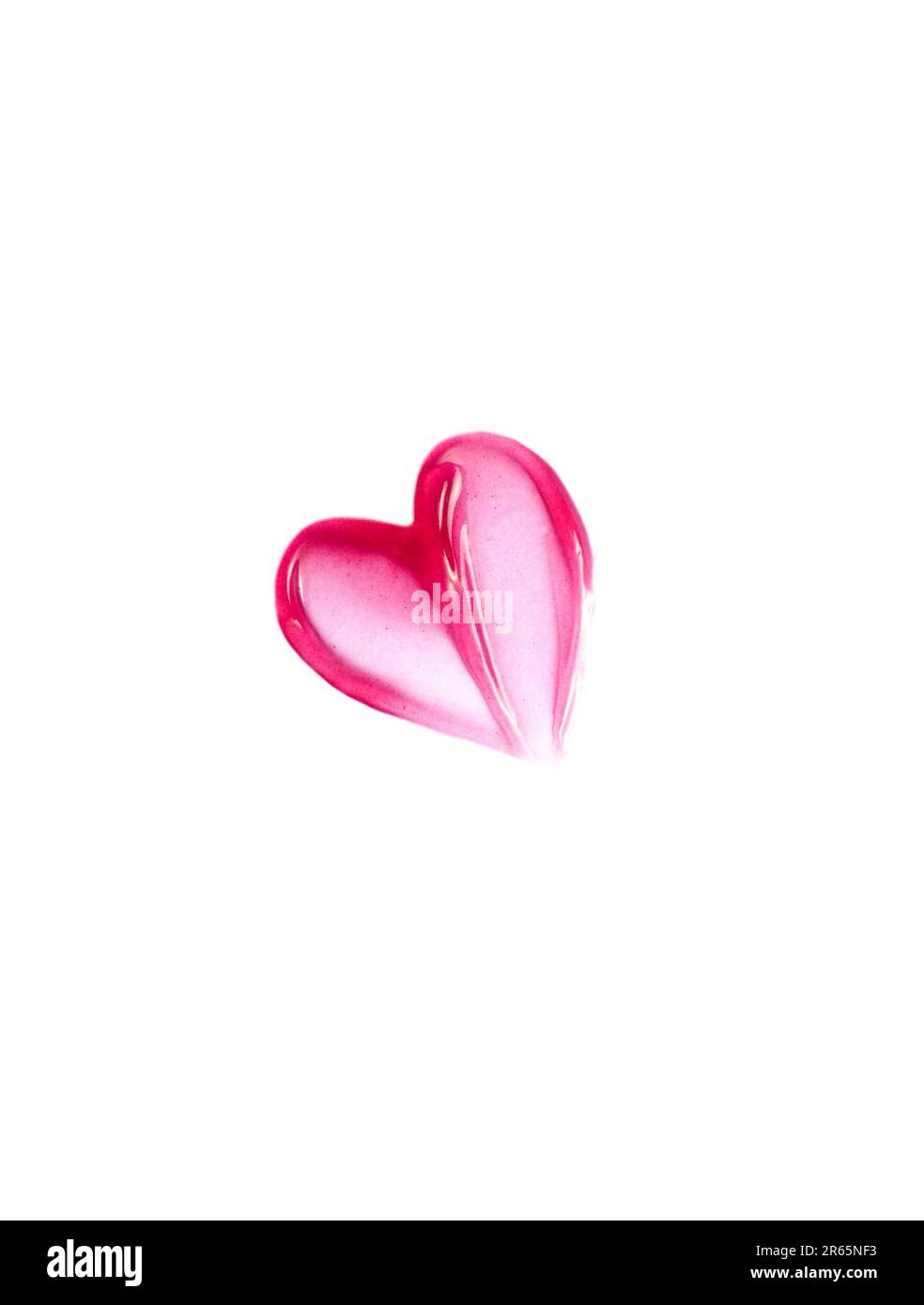 Ein Herz auf weißem Hintergrund mit pinkfarbenem Lippenstift Stockfoto