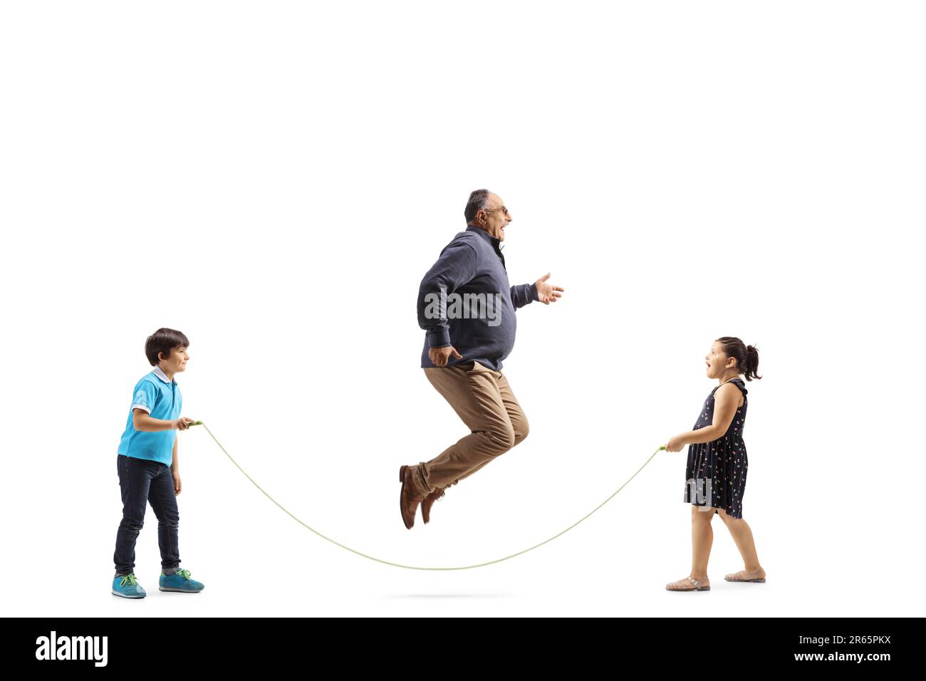 Profilaufnahme des erwachsenen Mannes, der ein Seil überspringt, mit isolierten Kindern auf weißem Hintergrund Stockfoto