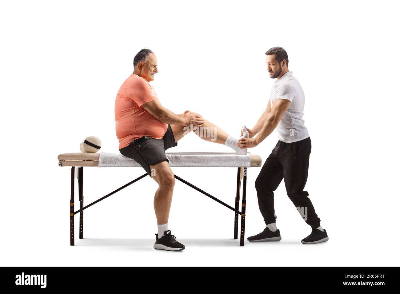Physiotherapeut behandelt den Fuss eines reifen Mannes isoliert auf weißem Hintergrund Stockfoto