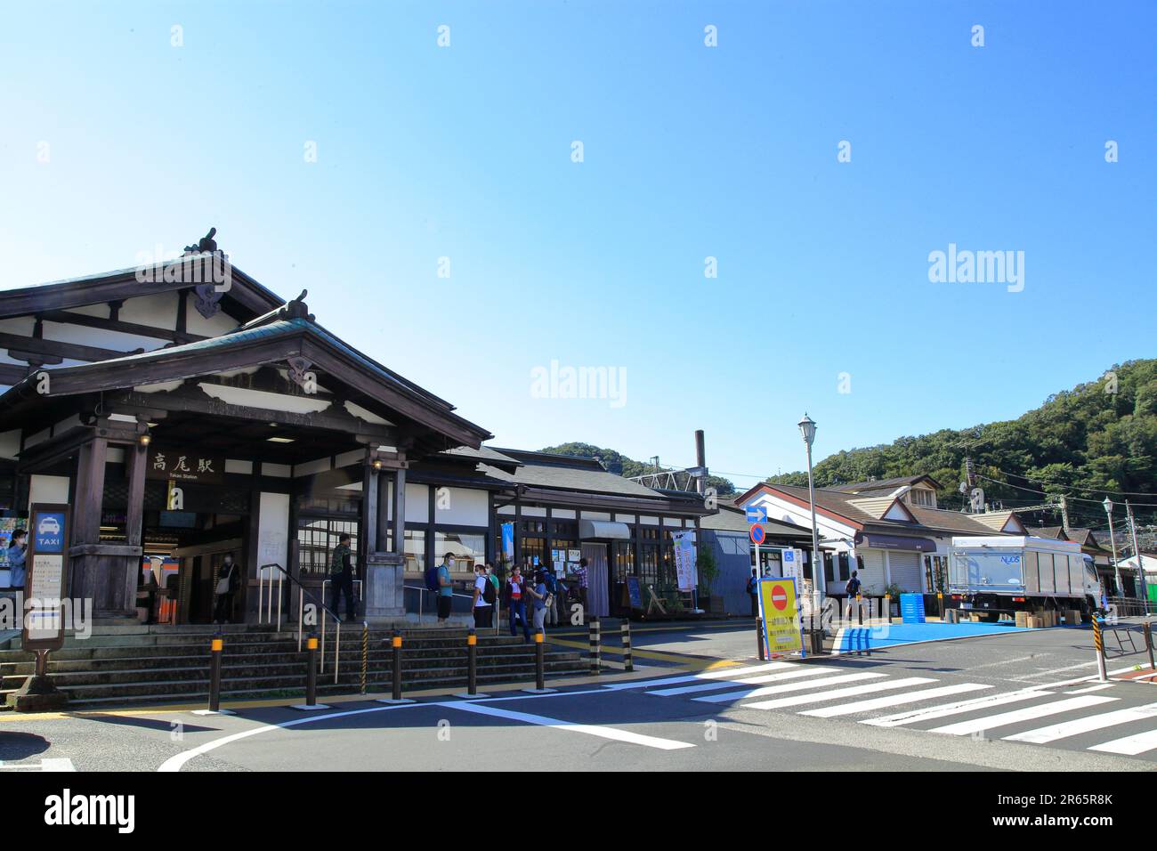 Nördlicher Ausgang des Bahnhofs Takao Stockfoto