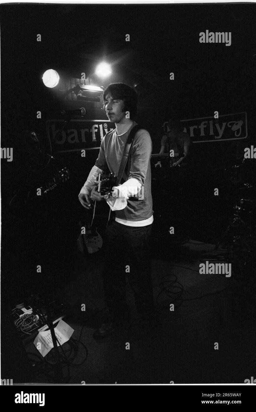 Matthew Jay spielt am 6. September 2001 live bei Cardiff Barfly in Wales, Großbritannien. Foto: Rob Watkins Stockfoto