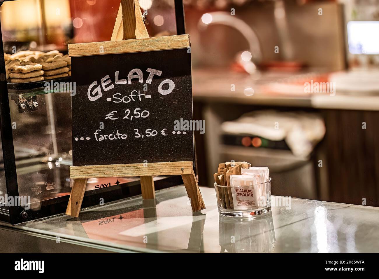 Masi, Italien, 7. juni 2023: Nahaufnahme eines kleinen Tafelschilds, auf dem die Eispreise auf Italienisch an einer Bar angezeigt werden. Stockfoto