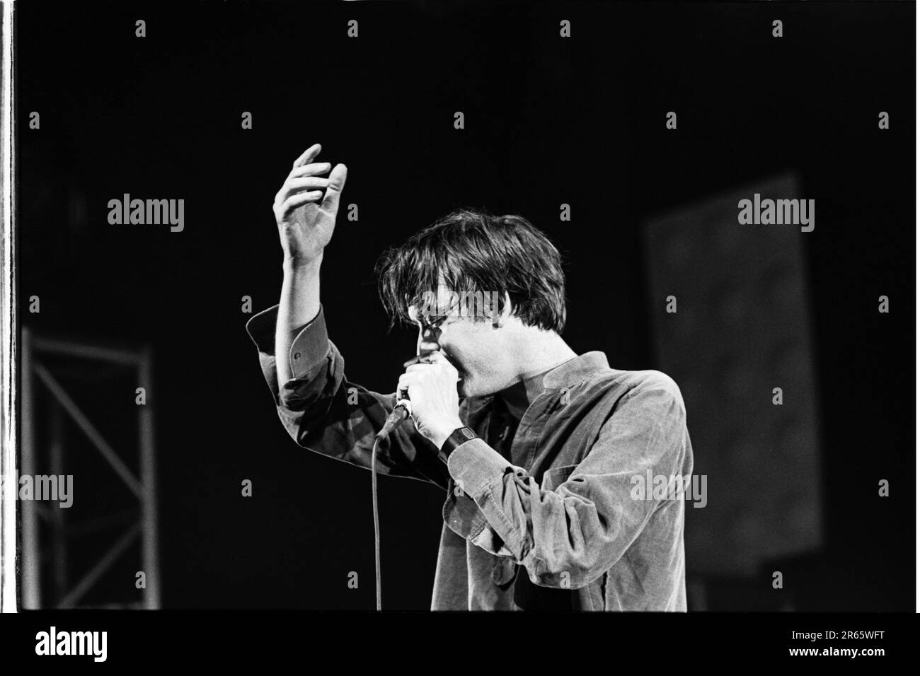 JARVIS COCKER, PULP, 2001: Jarvis Cocker von der Pulp-Band spielt live beim Homelands Festival in Winchester, England, 26. Mai 2001. Foto: Rob Watkins. INFO: Pulp, eine britische Alternative Rock Band, die 1978 gegründet wurde, erlangte in der Britpop-Ära der 90er Jahre Bekanntheit. Mit Jarvis Cocker prägten ihre Hits wie Common People und Alben wie Different Class ihren witzigen und sozial aufmerksamen Sound und hinterließen ein unauslöschliches Zeichen in der alternativen Musikszene. Stockfoto