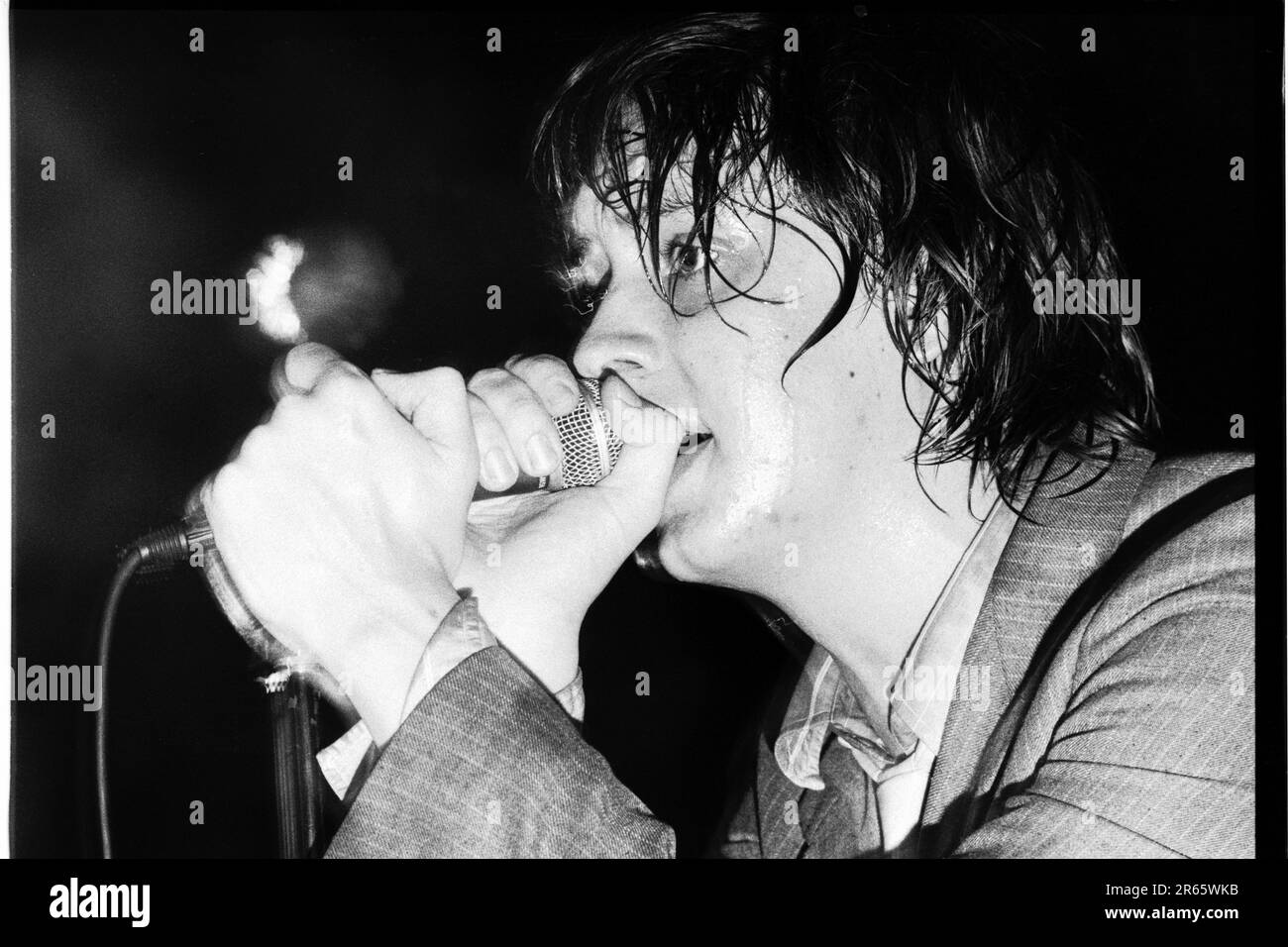 THE STROKES, YOUNG, FIRST UK TOUR, 2001: Julian Casablancas der Strokes auf ihrer ersten großen UK- und European Tour im Clwb IFOR Bach Welsh Club in Wales, Großbritannien am 14. Juni 2001. Foto: Rob Watkins Stockfoto