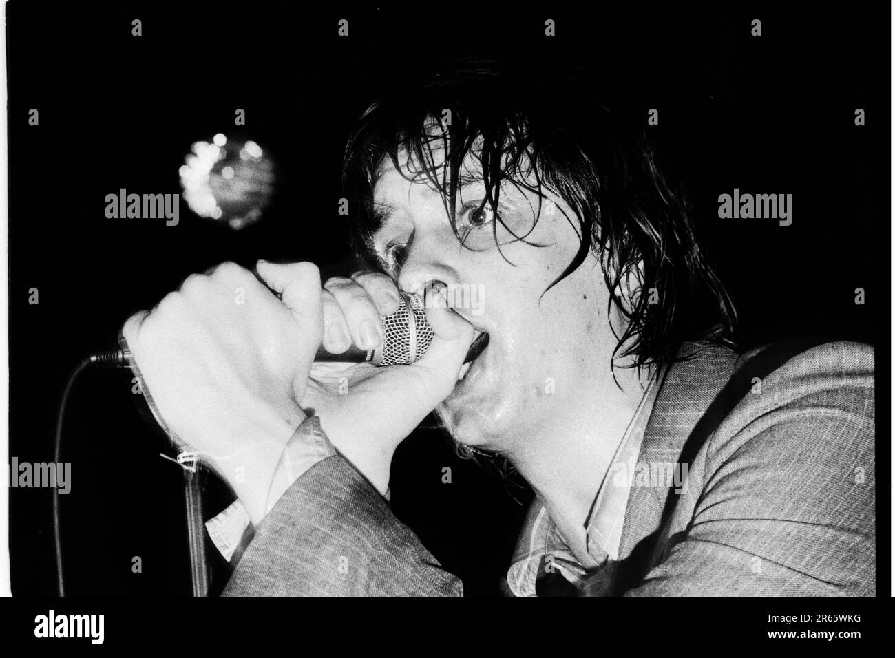 THE STROKES, YOUNG, FIRST UK TOUR, 2001: Julian Casablancas der Strokes auf ihrer ersten großen UK- und European Tour im Clwb IFOR Bach Welsh Club in Wales, Großbritannien am 14. Juni 2001. Foto: Rob Watkins Stockfoto