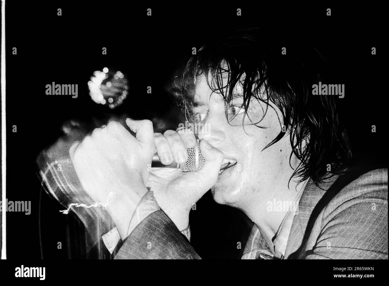 THE STROKES, YOUNG, FIRST UK TOUR, 2001: Julian Casablancas der Strokes auf ihrer ersten großen UK- und European Tour im Clwb IFOR Bach Welsh Club in Wales, Großbritannien am 14. Juni 2001. Foto: Rob Watkins Stockfoto