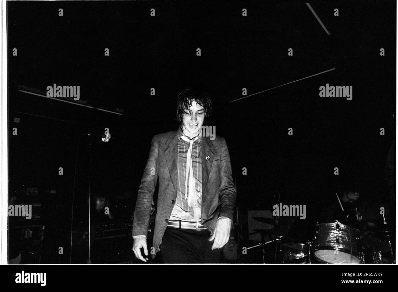 THE STROKES, YOUNG, FIRST UK TOUR, 2001: Julian Casablancas der Strokes auf ihrer ersten großen UK- und European Tour im Clwb IFOR Bach Welsh Club in Wales, Großbritannien am 14. Juni 2001. Foto: Rob Watkins Stockfoto