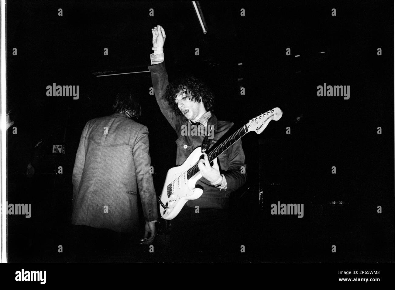 THE STROKES, YOUNG, FIRST UK TOUR, 2001: Julian Casablancas und Albert Hammond Jr von The Strokes auf ihrer ersten großen UK- und European Tour im Clwb IFOR Bach Welsh Club in Wales, UK am 14. Juni 2001. Foto: Rob Watkins Stockfoto