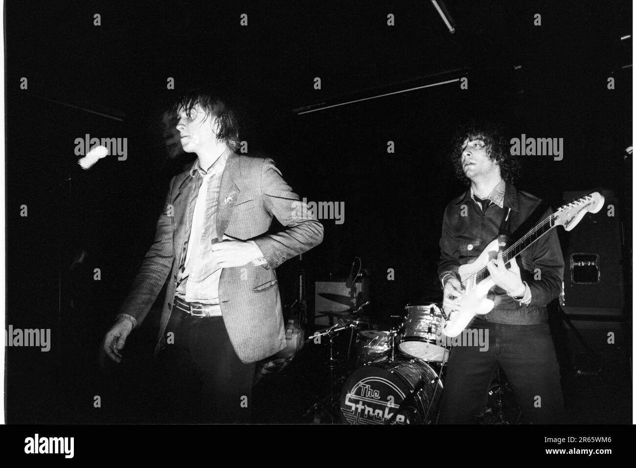 THE STROKES, YOUNG, FIRST UK TOUR, 2001: Julian Casablancas und Albert Hammond Jr von The Strokes auf ihrer ersten großen UK- und European Tour im Clwb IFOR Bach Welsh Club in Wales, UK am 14. Juni 2001. Foto: Rob Watkins Stockfoto