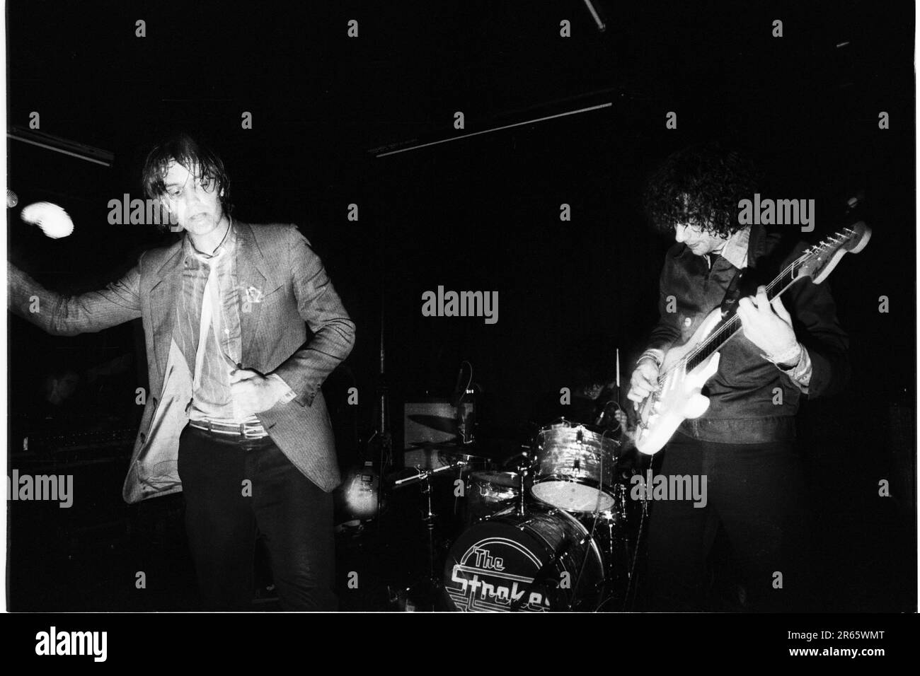 THE STROKES, YOUNG, FIRST UK TOUR, 2001: Julian Casablancas und Albert Hammond Jr von The Strokes auf ihrer ersten großen UK- und European Tour im Clwb IFOR Bach Welsh Club in Wales, UK am 14. Juni 2001. Foto: Rob Watkins Stockfoto