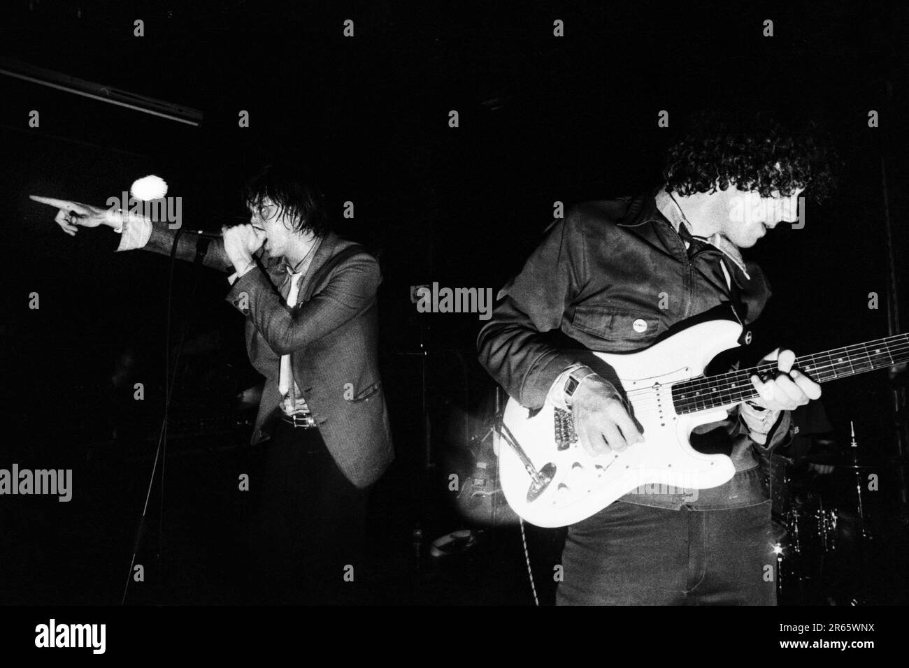 THE STROKES, YOUNG, FIRST UK TOUR, 2001: Julian Casablancas und Albert Hammond Jr von The Strokes auf ihrer ersten großen UK- und European Tour im Clwb IFOR Bach Welsh Club in Wales, UK am 14. Juni 2001. Foto: Rob Watkins Stockfoto