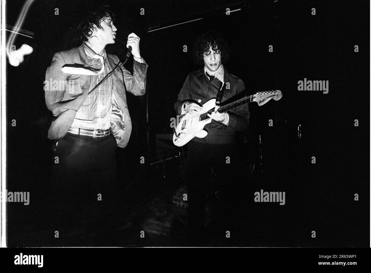 THE STROKES, YOUNG, FIRST UK TOUR, 2001: Julian Casablancas und Albert Hammond Jr von The Strokes auf ihrer ersten großen UK- und European Tour im Clwb IFOR Bach Welsh Club in Wales, UK am 14. Juni 2001. Foto: Rob Watkins Stockfoto