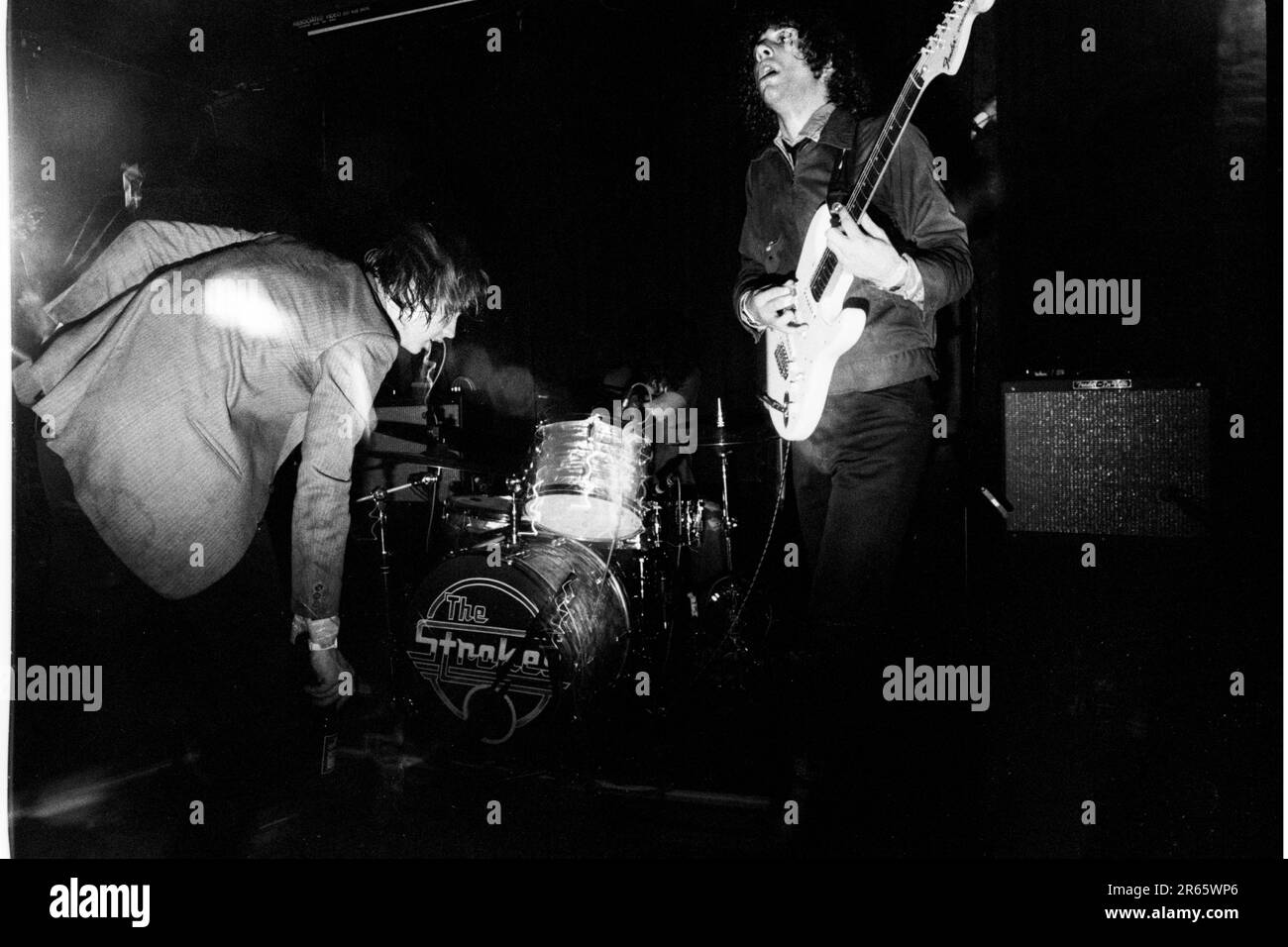 THE STROKES, YOUNG, FIRST UK TOUR, 2001: Julian Casablancas und Albert Hammond Jr von The Strokes auf ihrer ersten großen UK- und European Tour im Clwb IFOR Bach Welsh Club in Wales, UK am 14. Juni 2001. Foto: Rob Watkins Stockfoto
