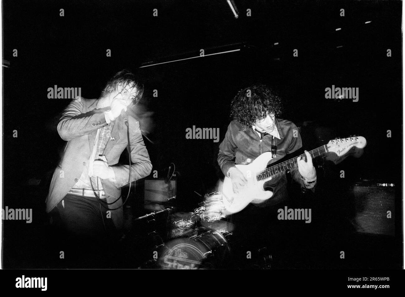 THE STROKES, YOUNG, FIRST UK TOUR, 2001: Julian Casablancas und Albert Hammond Jr von The Strokes auf ihrer ersten großen UK- und European Tour im Clwb IFOR Bach Welsh Club in Wales, UK am 14. Juni 2001. Foto: Rob Watkins Stockfoto