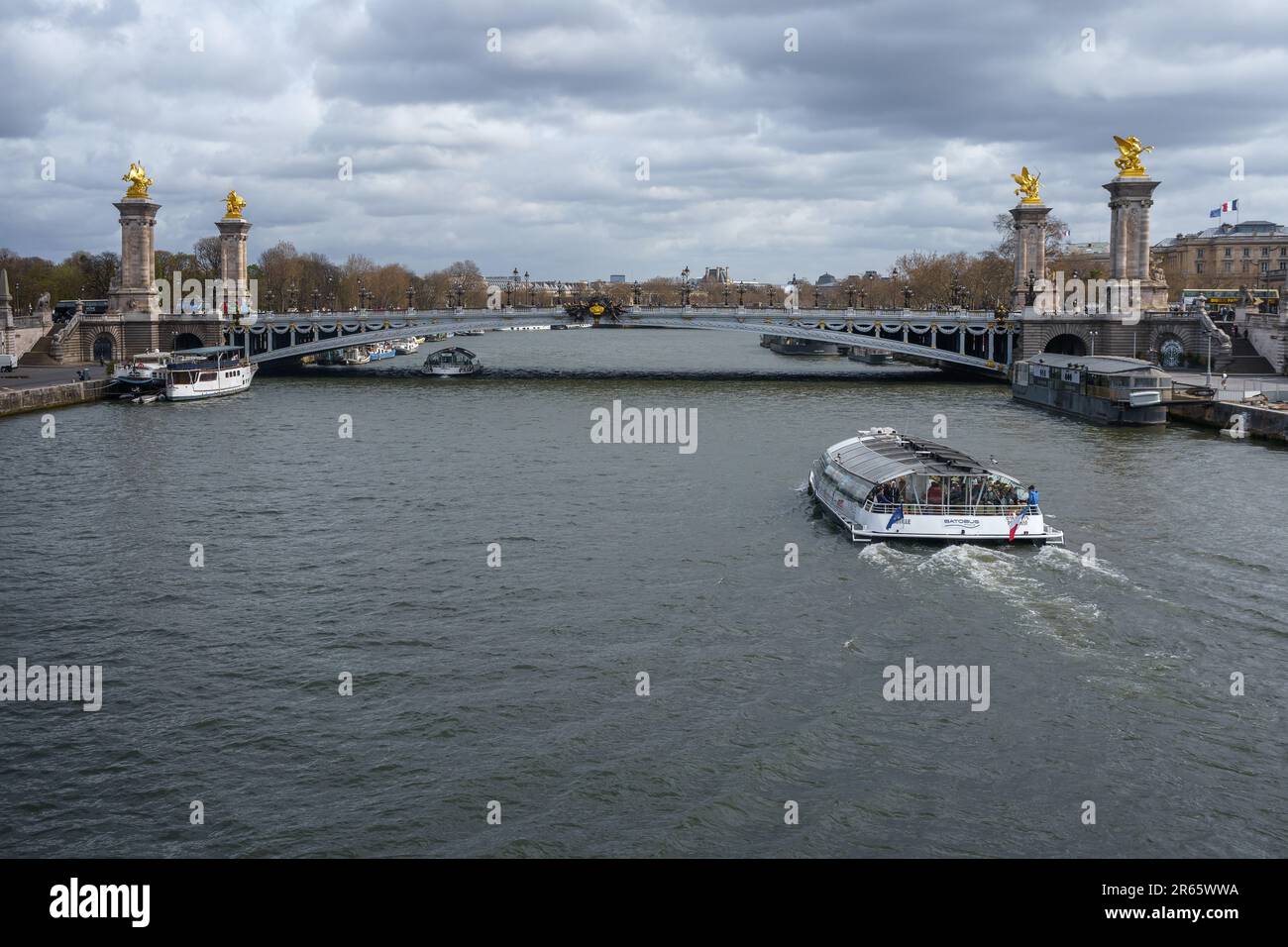 Das Boot nähert sich der Brücke Pont Alexandre III in Paris, Frankreich. 25. März 2023. Stockfoto