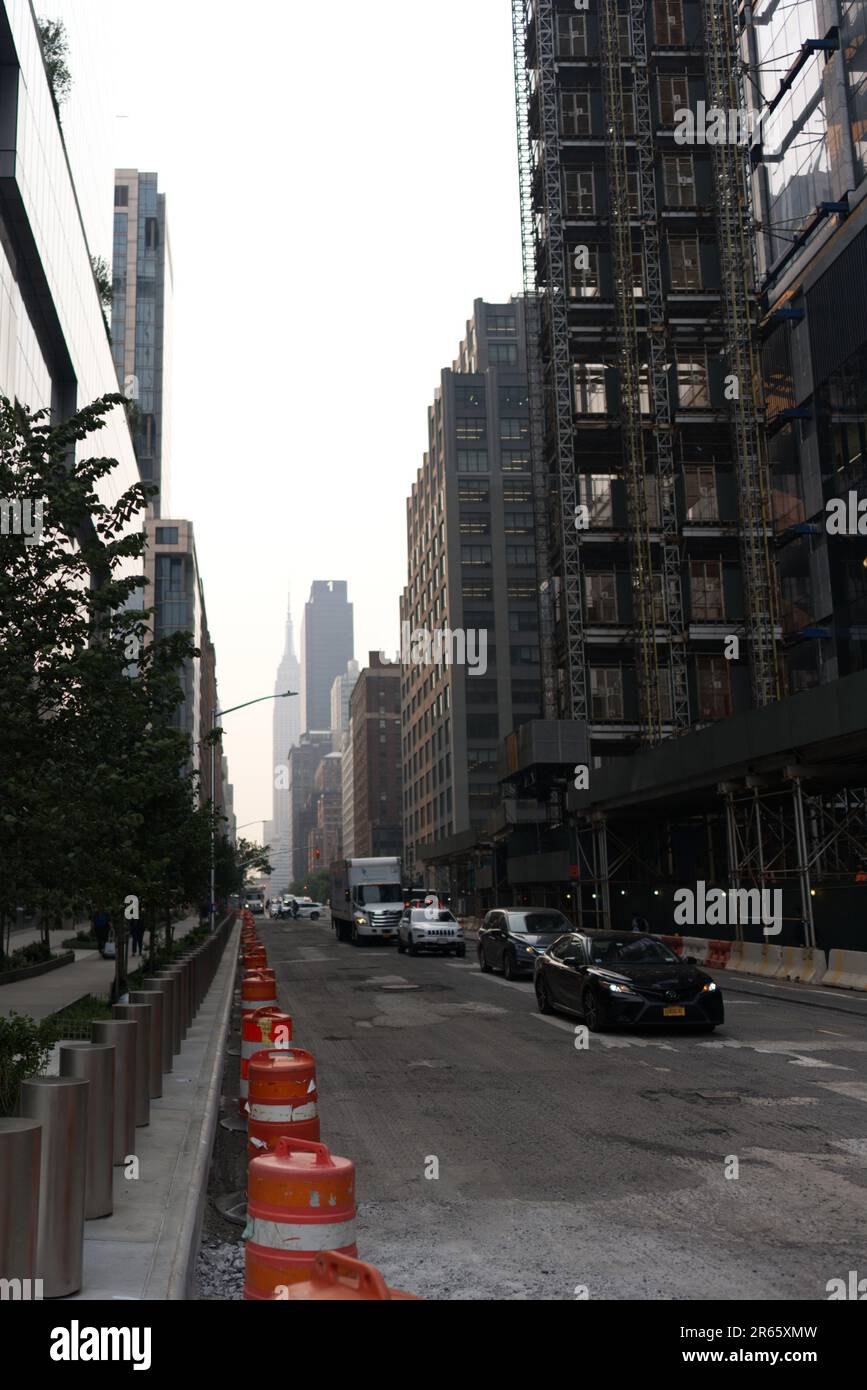 Manhattan, USA, 07/06/2023, Skyline von Manhattan verdeckt von Dunst von kanadischen Waldbränden, die eine besondere Atmosphäre vermitteln. Stockfoto