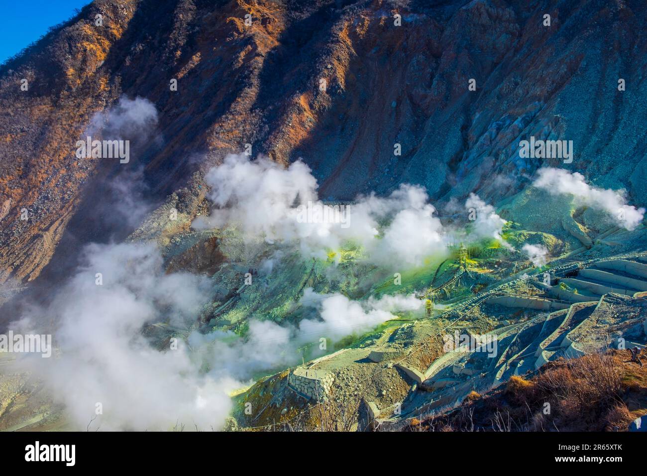 Owakudani-Tal, das eine Rauchfahne ausstößt Stockfoto