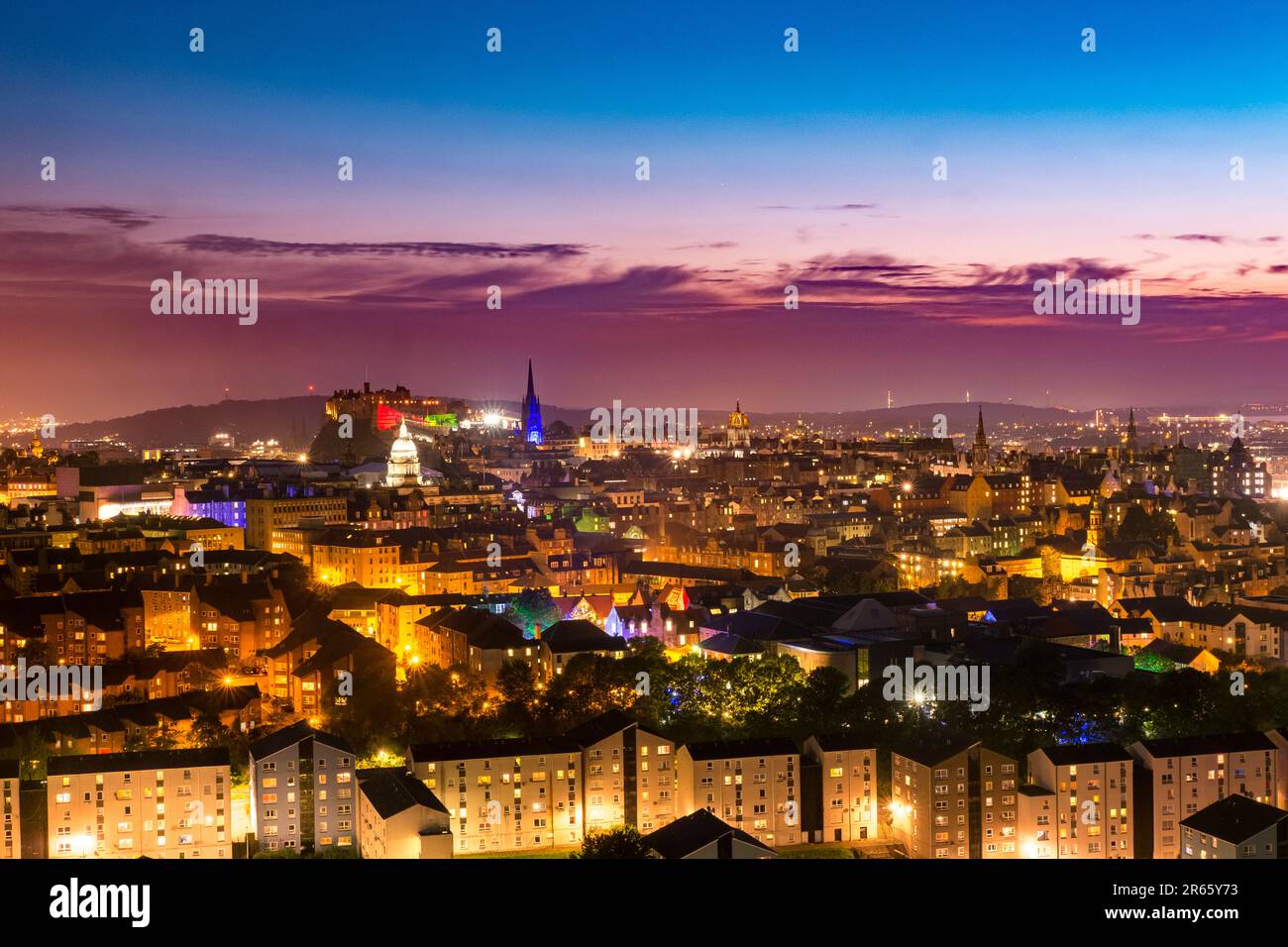 Blick aus der Vogelperspektive auf Gebäude und Landschaft mit Schloss Edinburgh während des Sonnenuntergangs. Stockfoto