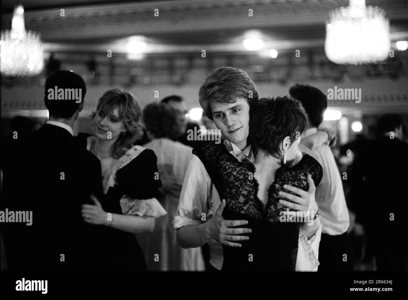 Ein wohlhabendes junges Paar Sloane Rangers geht auf die Tanzfläche beim alljährlichen Rosenball der Wohltätigkeitsorganisation, der im Grosvenor House Hotel, Park Lane, stattfindet. Mayfair, London, England, ca. Mai 1982. 1980S GB HOMER SYKES Stockfoto