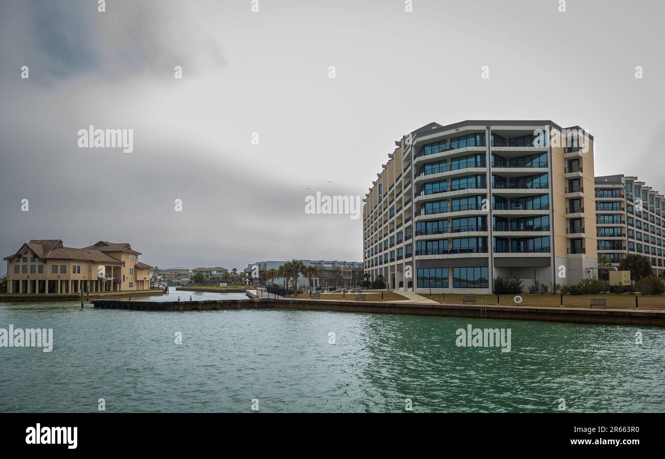 Am Wasser gelegenes Wohngebäude und privates Haus, an einem meist bewölkten Tag. Stockfoto