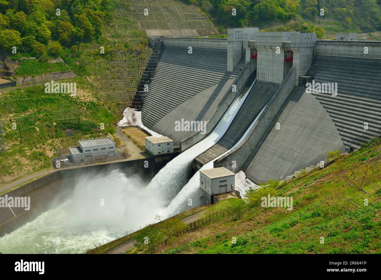 Gassan-Staudamm und Wasserabfluss Stockfoto