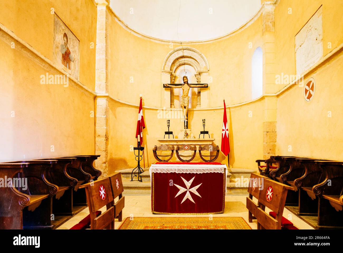 Der hochaltar und das heilige kreuz -Fotos und -Bildmaterial in hoher ...