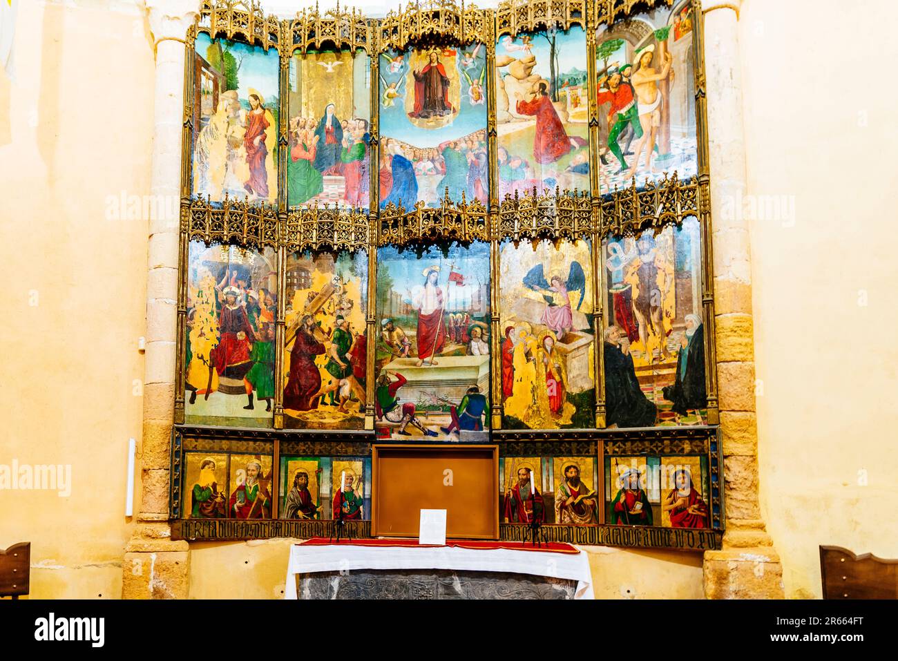 Das Altarbild der Auferstehung. Altes Altar. Das Innere der Kirche des