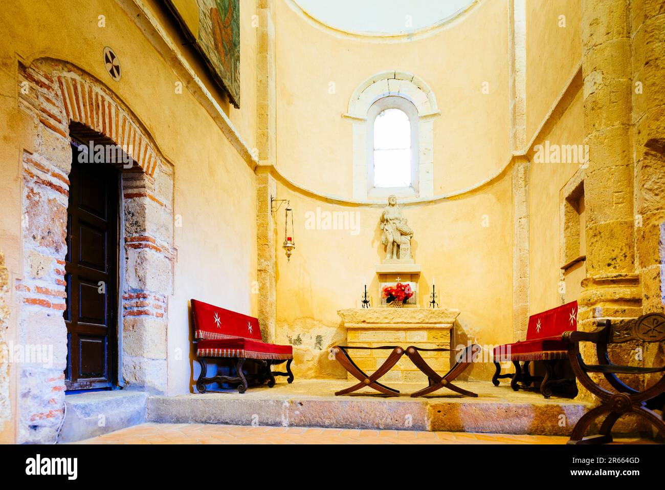 Romanisches Bild der Jungfrau des Friedens in der Kapelle der rechten Apse. Das Innere der Kirche des wahren Kreuzes, Iglesia de la Vera Cruz, ist eine römische Katze Stockfoto