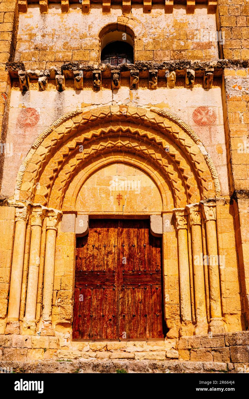 Haupttür an der Westfassade. Die Kirche des wahren Kreuzes, Iglesia de la Vera Cruz, ist eine römisch-katholische Kirche im Viertel San Marcos der Stockfoto