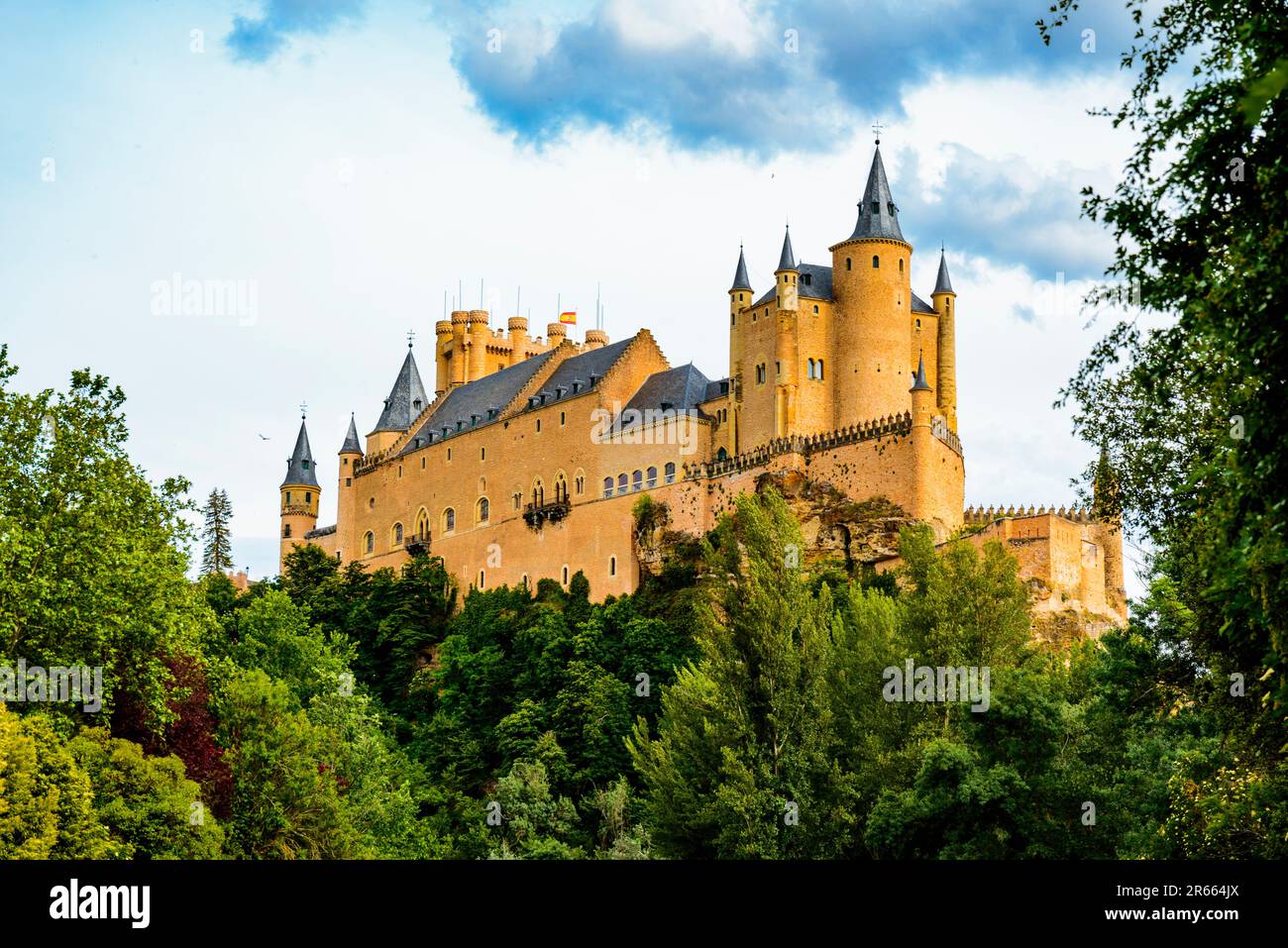 Alcázar von Segovia, Schloss Segovia, ist eine mittelalterliche Burg in der Stadt Segovia. Auf einem felsigen Kamm aufsteigen. Das Alcázar wurde ursprünglich erbaut Stockfoto