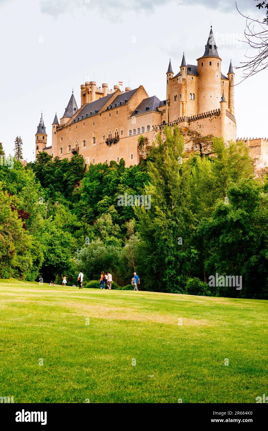 Alcázar von Segovia, Schloss Segovia, ist eine mittelalterliche Burg in der Stadt Segovia. Auf einem felsigen Kamm aufsteigen. Das Alcázar wurde ursprünglich erbaut Stockfoto