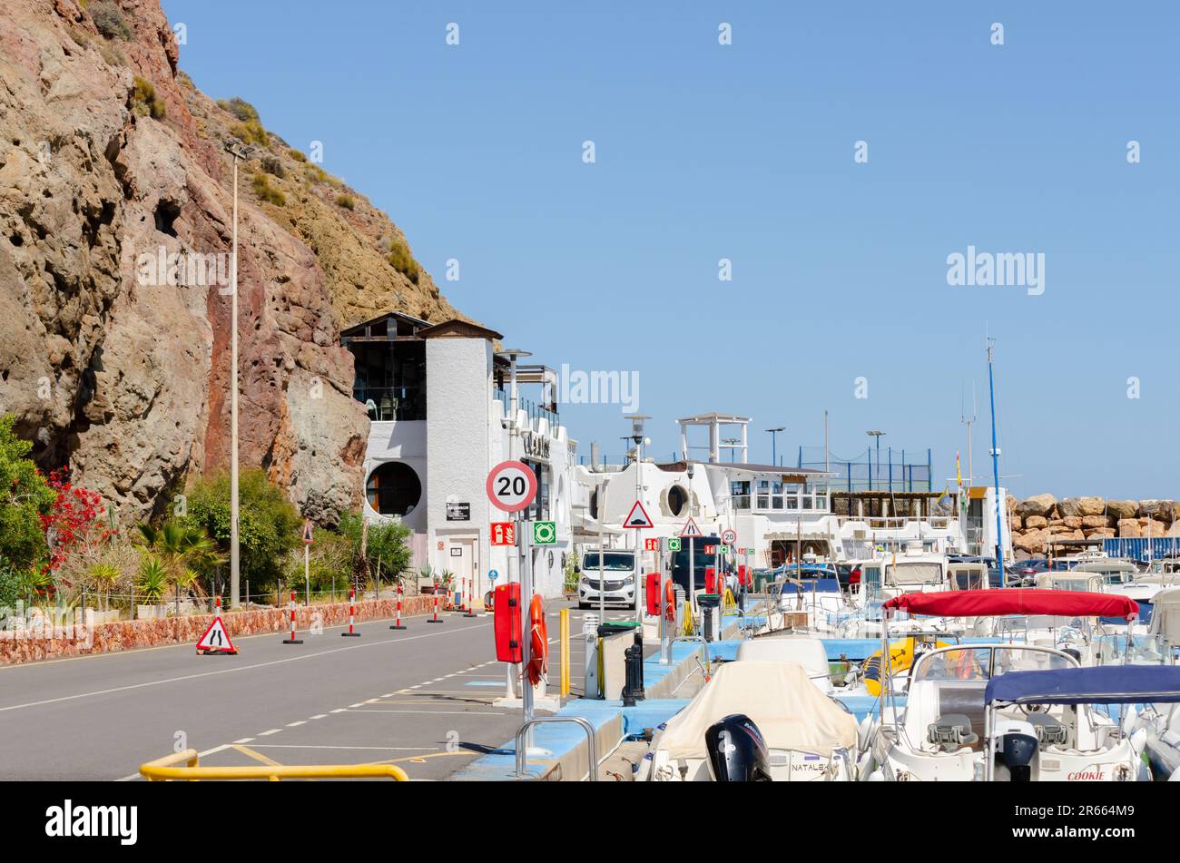 SAN JOSE, SPANIEN - 23. MAI 2023 Hafen von San Jose im Naturpark Cabo de Gata in der Provinz Almeria in der Nähe von Playa de San Jose Beach und El Frai Stockfoto