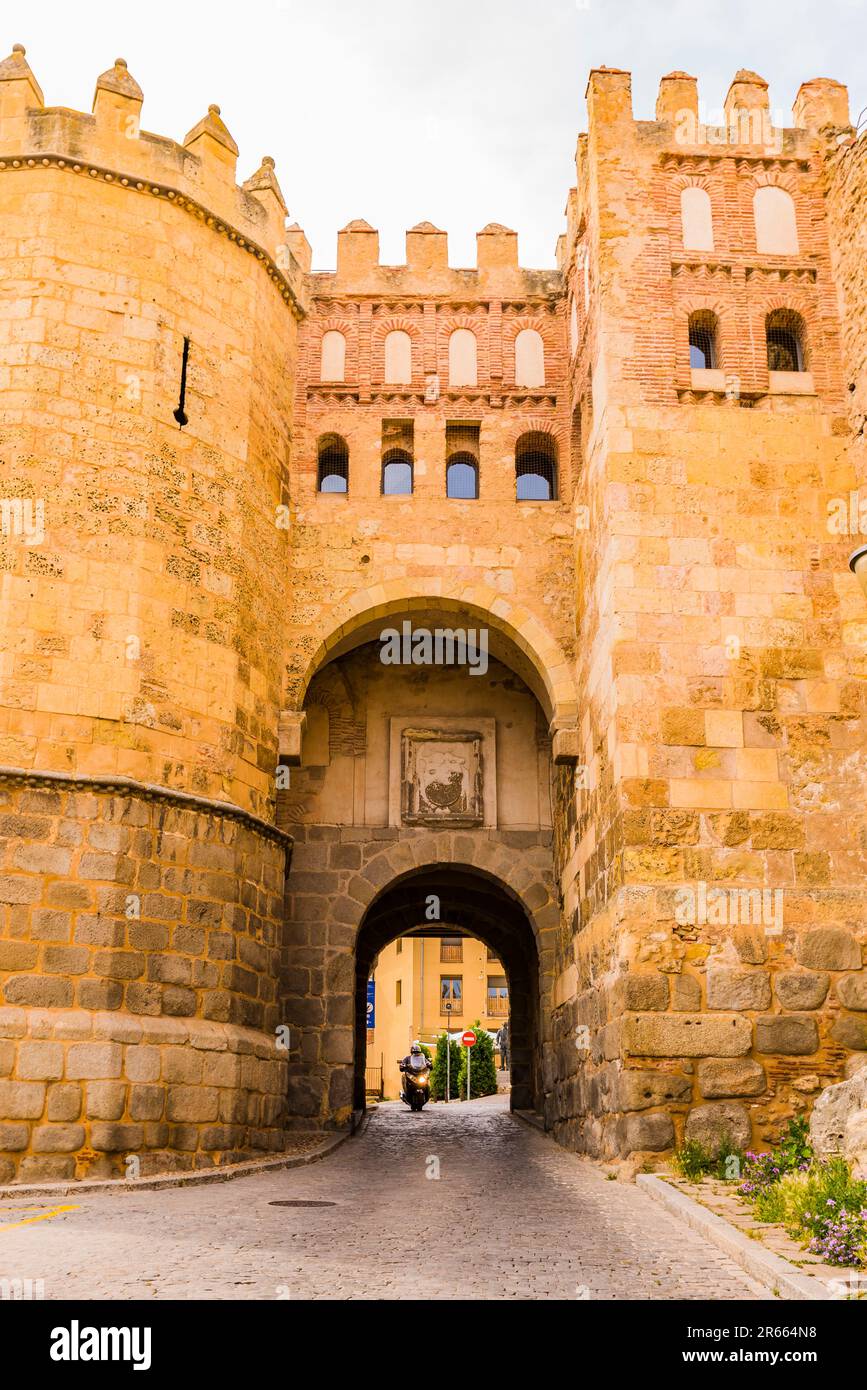 Blick von außerhalb der Mauern. Puerta de San Andrés - das Tor des Heiligen Andreas ist ein Stadttor in Segovia, Kastilien und León, Spanien, die Teil der Stadt sind Stockfoto