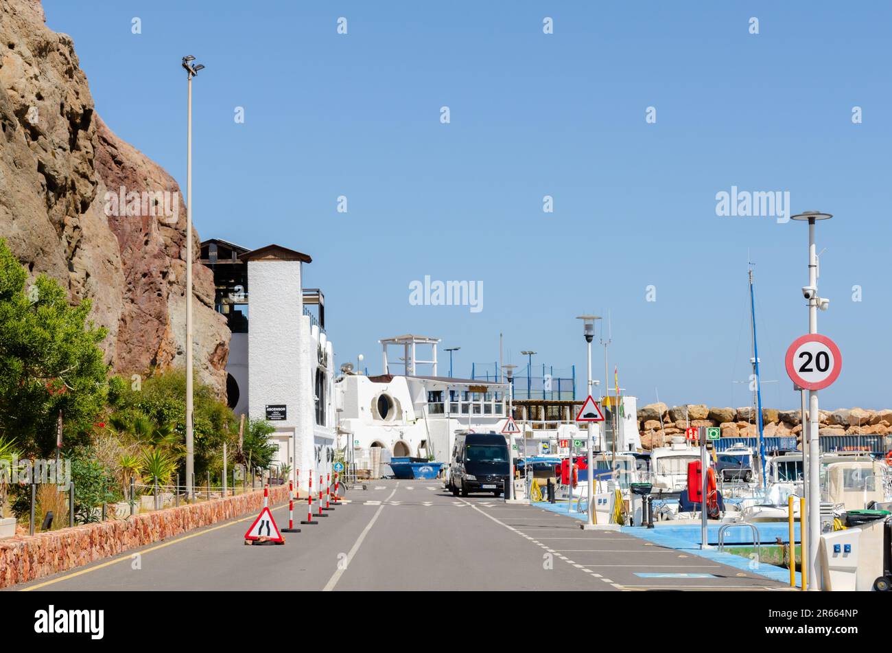 SAN JOSE, SPANIEN - 23. MAI 2023 Hafen von San Jose im Naturpark Cabo de Gata in der Provinz Almeria in der Nähe von Playa de San Jose Beach und El Frai Stockfoto
