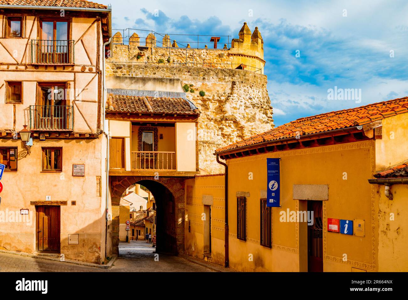 Plaza del Socorro und Blick von der Innenseite der Stadtmauern der Puerta de San Andrés - Tor des Heiligen Andreas, ein Stadttor in Segovia, das Teil des Medizinstandes der Stadt ist Stockfoto