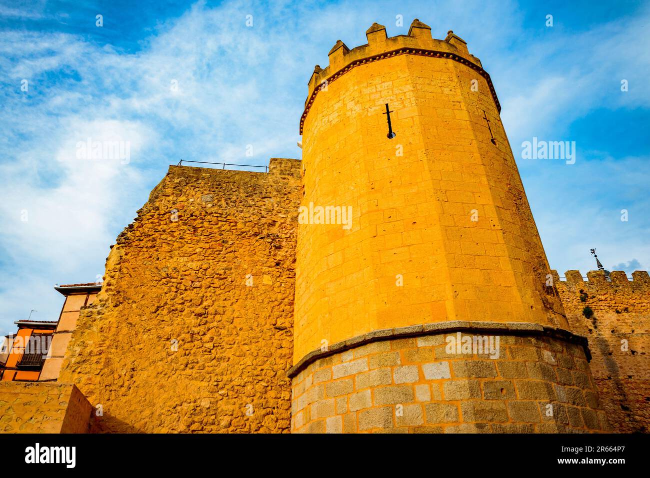 Seiteneingang von San Andres. Mauern der Stadt Segovia neben dem jüdischen Viertel. Ausblick von außen. Die Mauern von Segovia - Murallas de Segovia sind Stockfoto