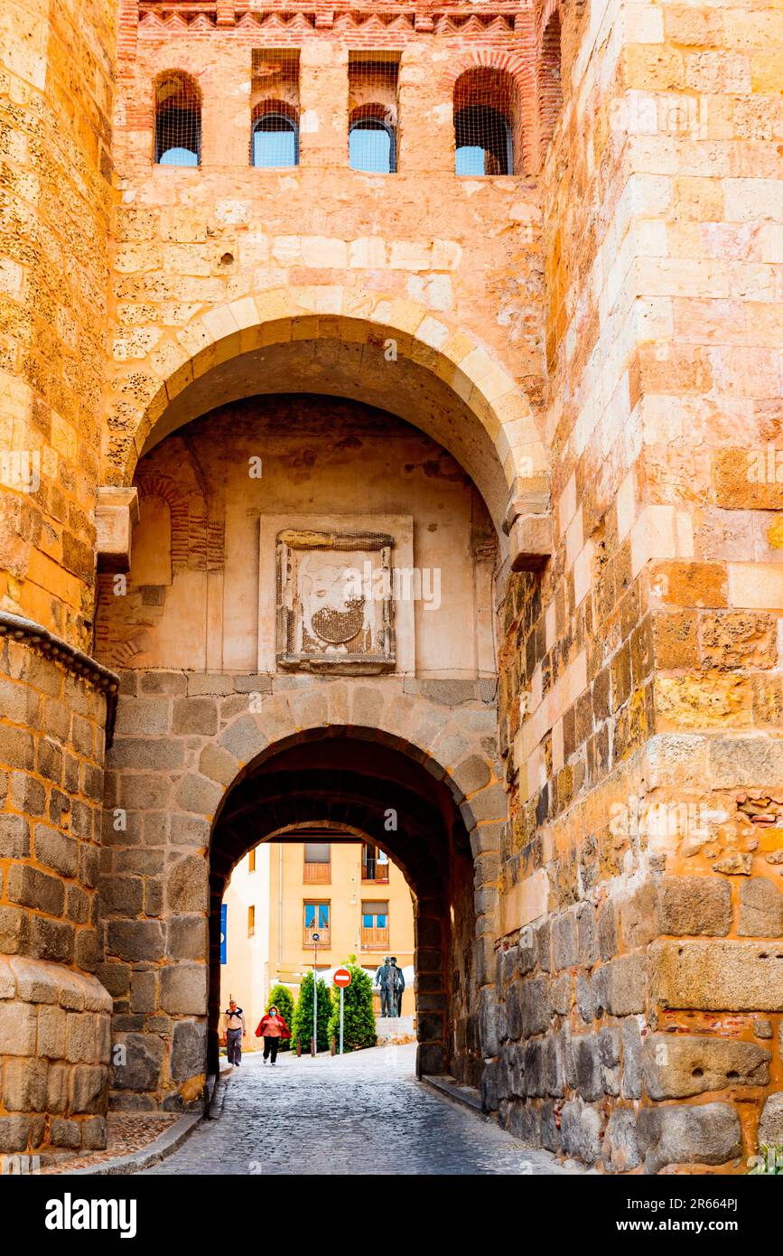 Blick von außerhalb der Mauern. Puerta de San Andrés - das Tor des Heiligen Andreas ist ein Stadttor in Segovia, Kastilien und León, Spanien, die Teil der Stadt sind Stockfoto