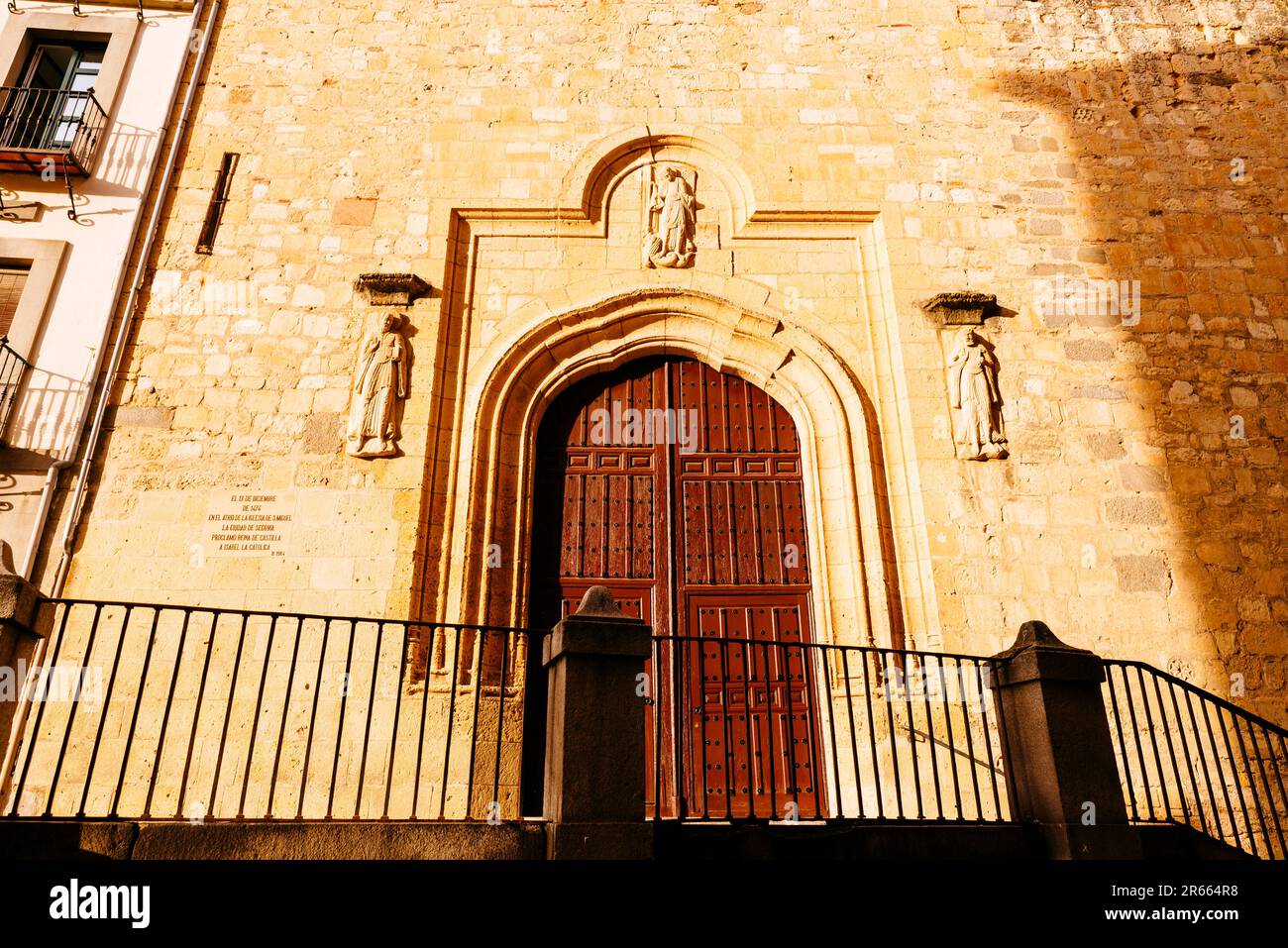 Romanisches Portal der primitiven Kirche San Miguel. Neben diesem Tempel wurde Isabel la Católica am Dezember zur Königin von Kastilien ernannt Stockfoto