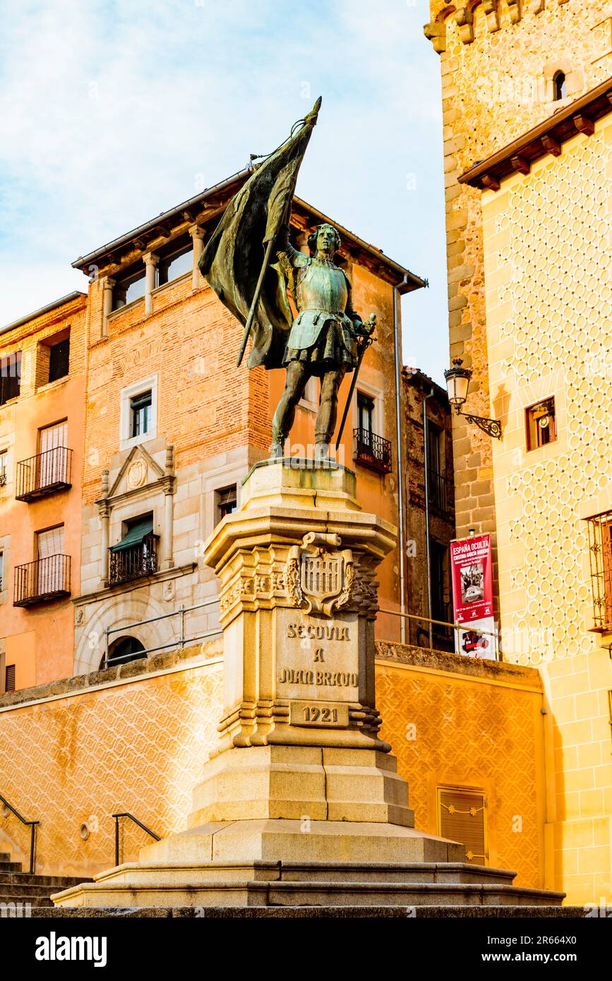 Denkmal für Juan Bravo. Plaza de Medina del Campo, auch Plaza de las Sirenas und Plaza de Juan Bravo genannt. Segovia, Castilla y León, Spanien, Europa Stockfoto