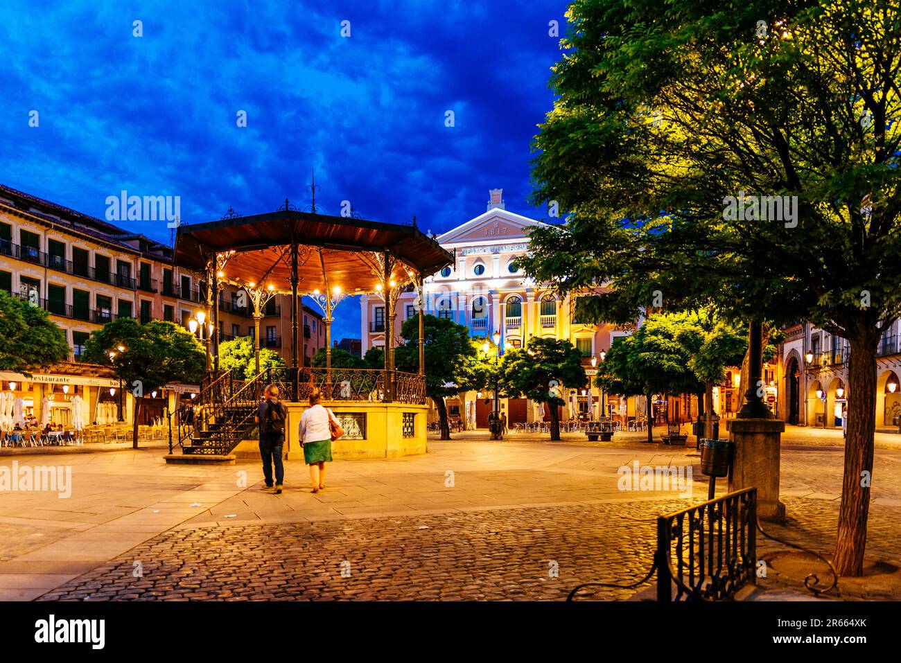 Plaza Mayor von Segovia in der Dämmerung, mit dem Bandstand in der Mitte. Segovia, Castilla y León, Spanien, Europa Stockfoto