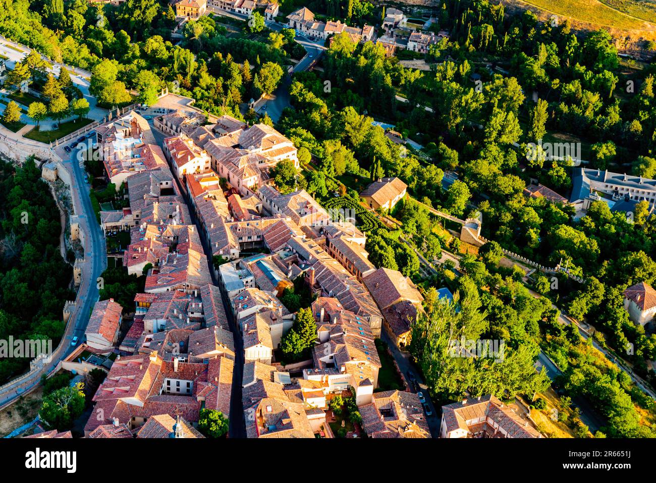 Luftaufnahme des Viertels Canonjias oder des Burgviertels bei Sonnenaufgang. Segovia, Castilla y León, Spanien, Europa Stockfoto