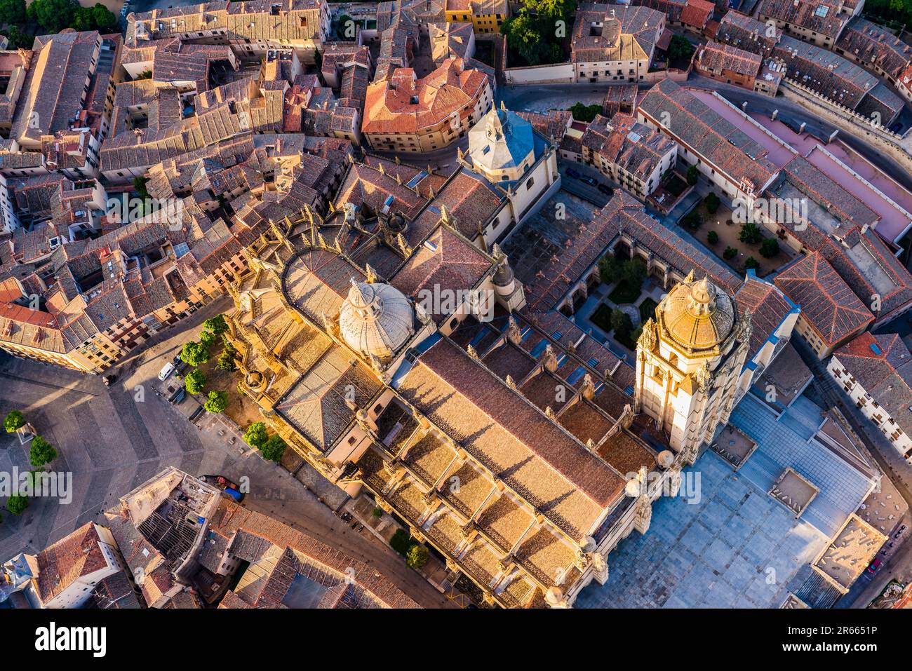 Luftaufnahme der Altstadt von Segovia bei Sonnenaufgang. Segovia, Castilla y León, Spanien, Europa Stockfoto