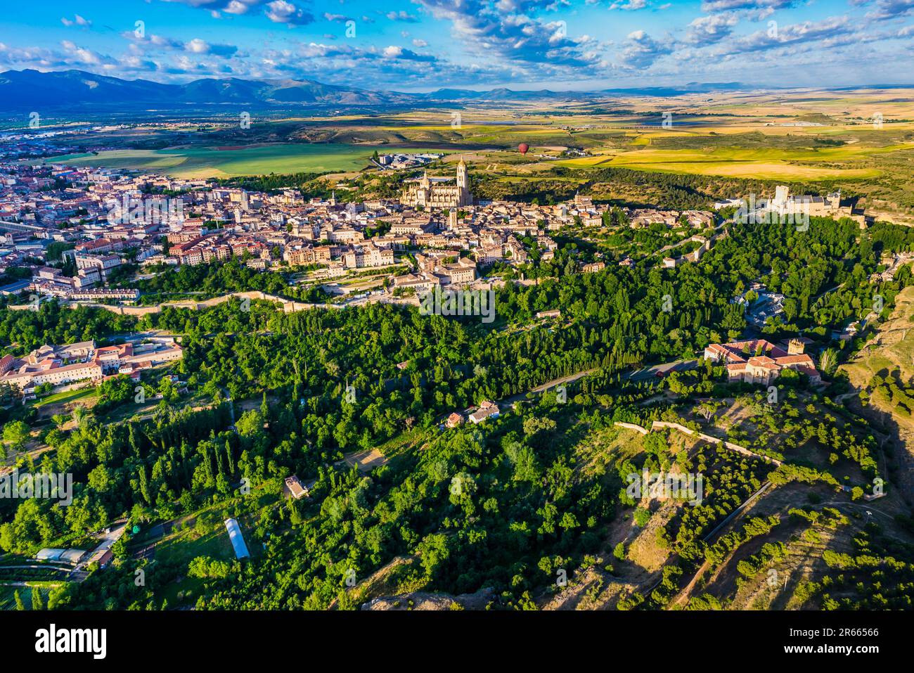 Luftaufnahme der Altstadt von Segovia bei Sonnenaufgang. Segovia, Castilla y León, Spanien, Europa Stockfoto