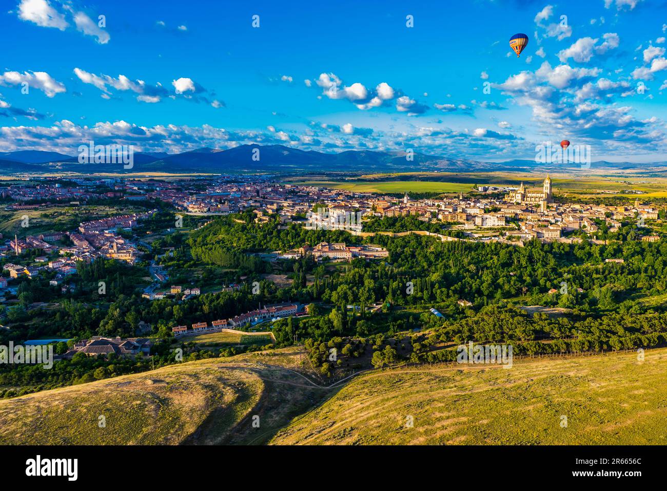 Heißluftballonfahrt über die Skyline von Segovia. Segovia, Castilla y León, Spanien, Europa Stockfoto