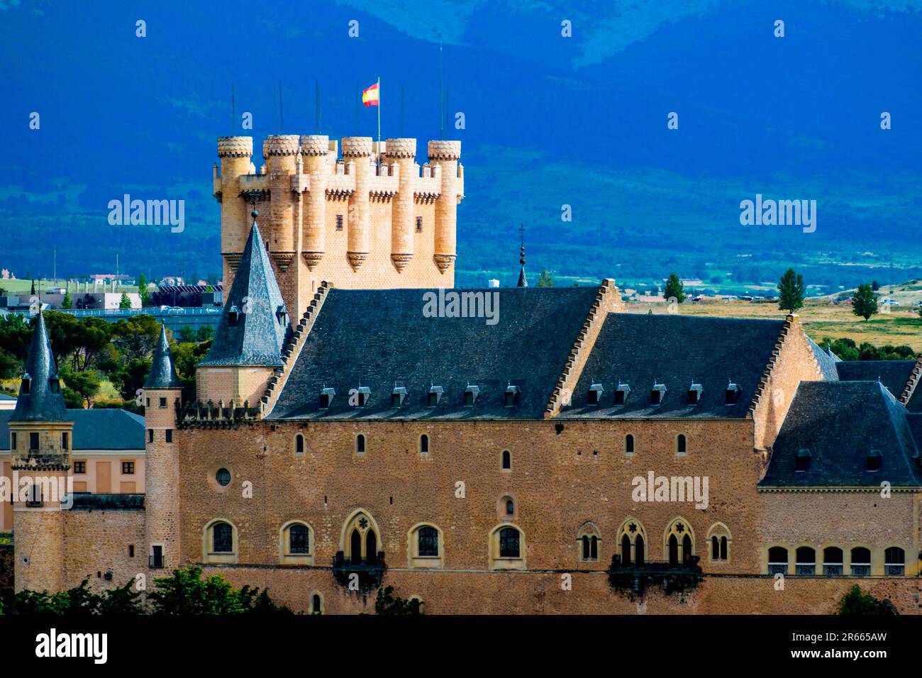 Die Sonnenuntergangssonne über dem Turm von Johannes II. Von Kastilien. Alcázar von Segovia, Schloss Segovia, ist eine mittelalterliche Burg in der Stadt Segovia. Aufsteigend o Stockfoto