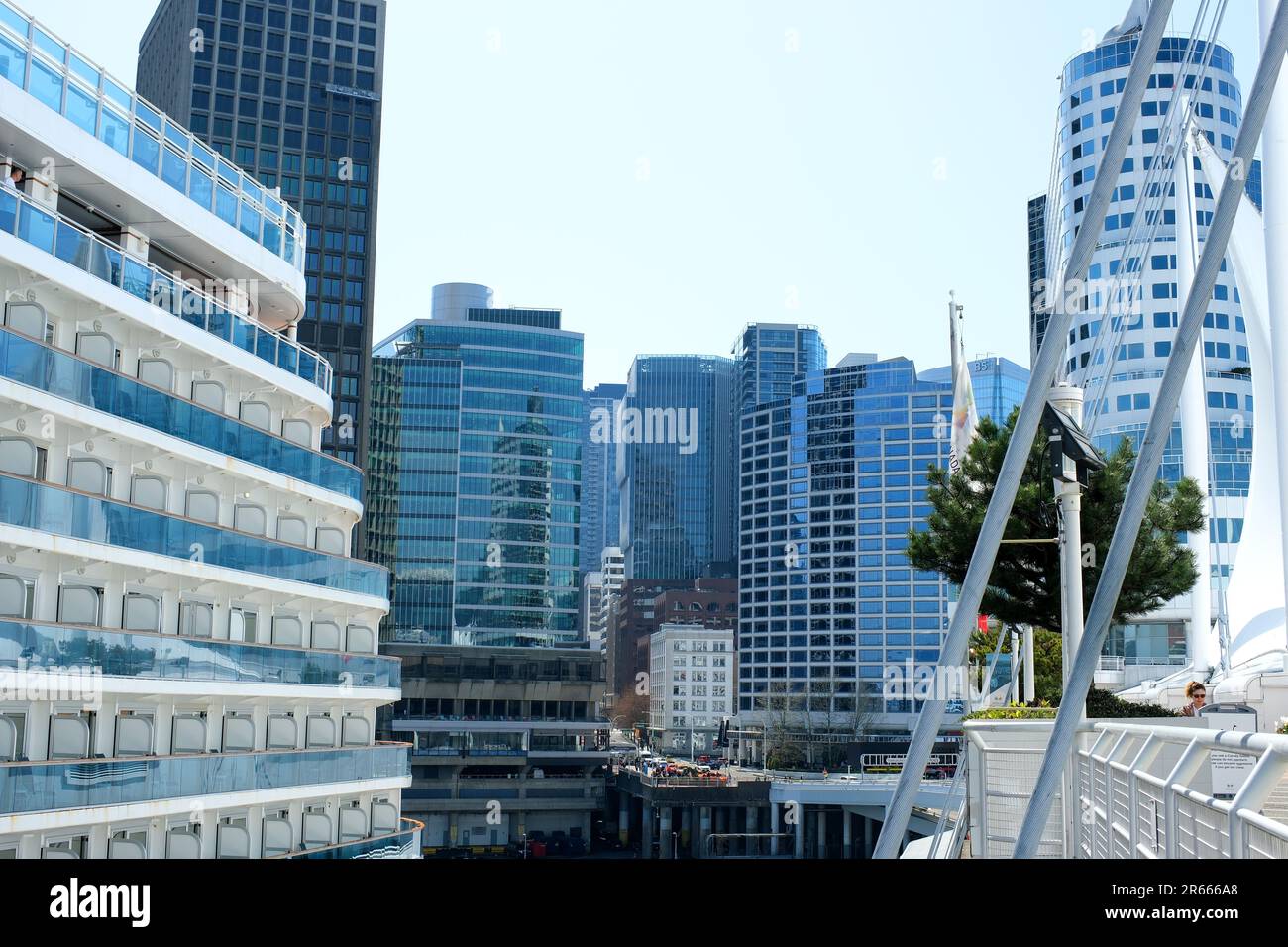 VANCOUVER BC CANADA 2023 Canada Place ist die Heimat des Convention Centre, Pan Pacific Hotel, Vancouver World Trade Centre und Flyover Canada Hauptterminal für Kreuzfahrten nach Alaska. Stockfoto